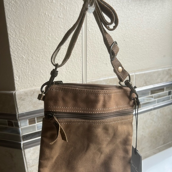 Chicago crossbody bag by Myra with tags still on it. Great travel bag! NWT - Picture 3 of 6